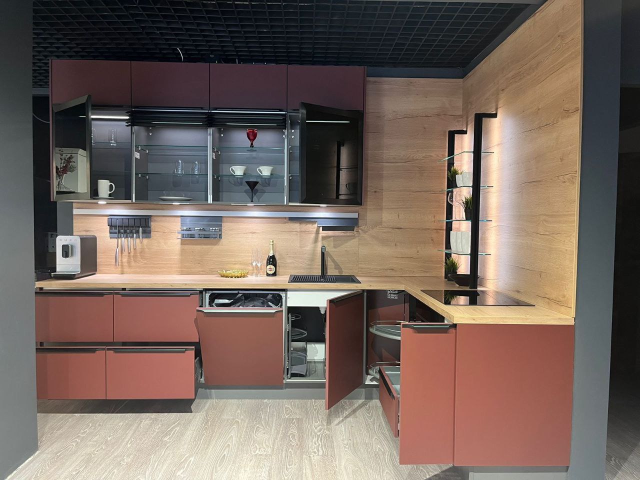 Красная кухня с покрытием софтач